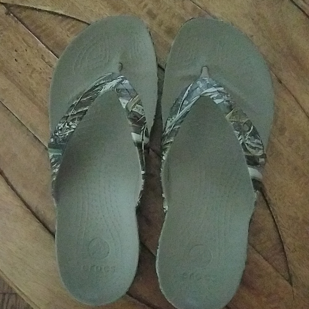 Crocs camo flip flops